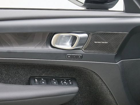 Certified 2023 Volvo XC40 Recharge Ultimate image 12