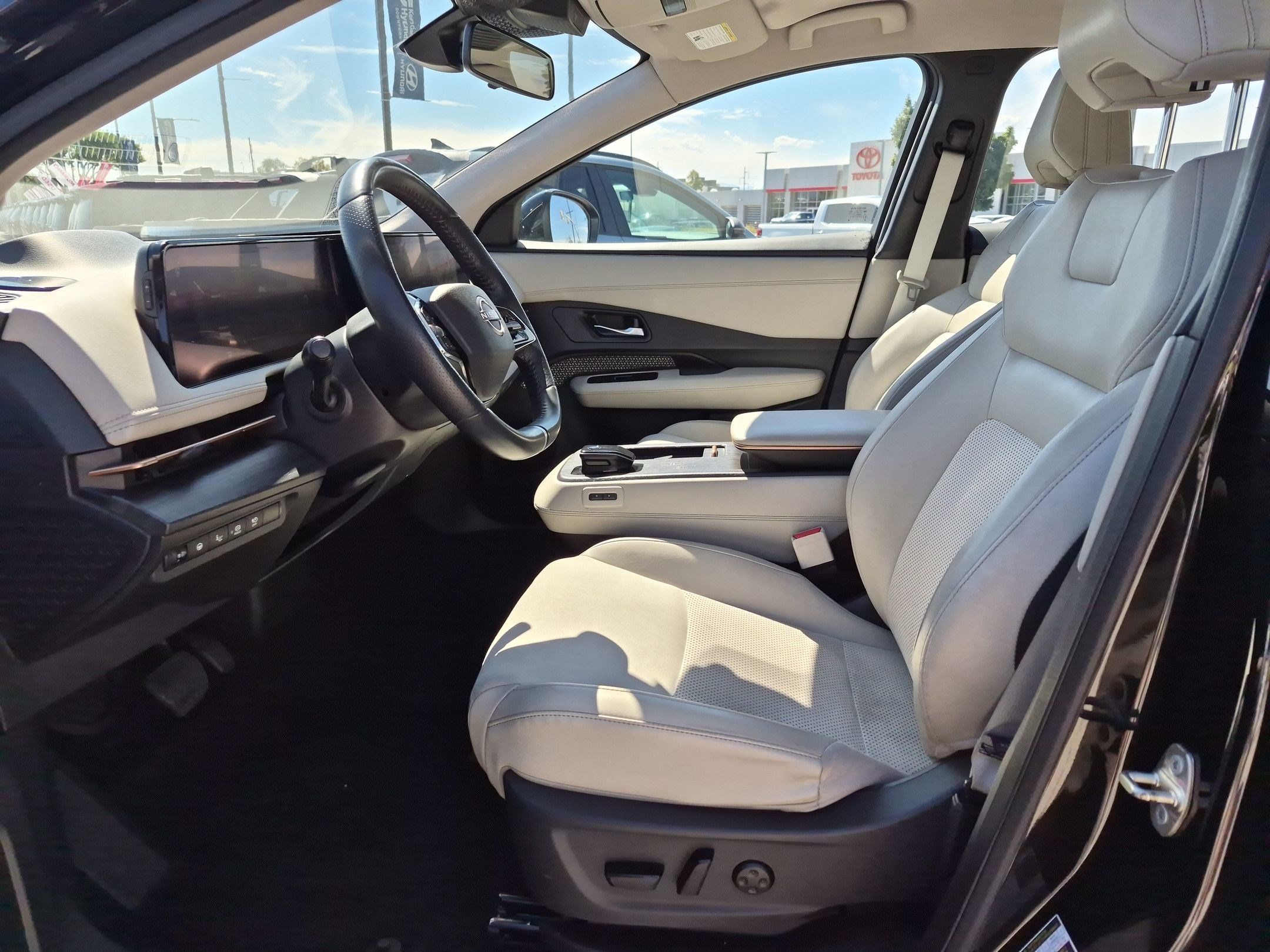 Used 2023 Nissan Ariya AWD image 17
