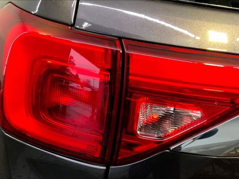 Used 2018 GMC Acadia SLT image 27