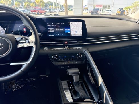 Used 2025 Hyundai Elantra SEL FWD image 29