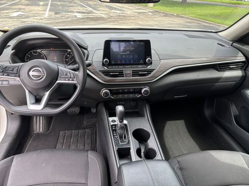 Used 2025 Nissan Altima 2.5 SV FWD image 28