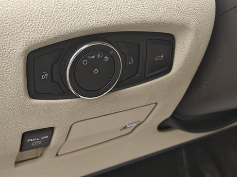 Used 2018 Lincoln Continental Select w/ Continental Climate Package image 42