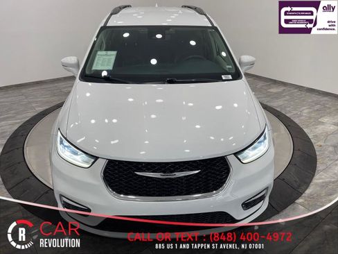 Used 2022 Chrysler Pacifica Touring-L image 2