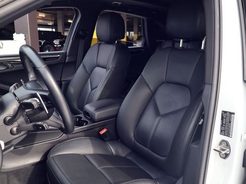 Certified 2023 Porsche Macan image 5