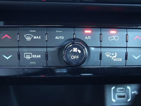 Used 2024 Jeep Compass Trailhawk w/ Trailhawk Convenience Group AWD/4WD image 29