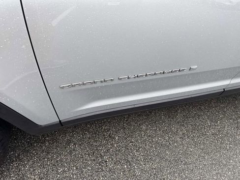 Used 2023 Jeep Grand Cherokee L Laredo image 15