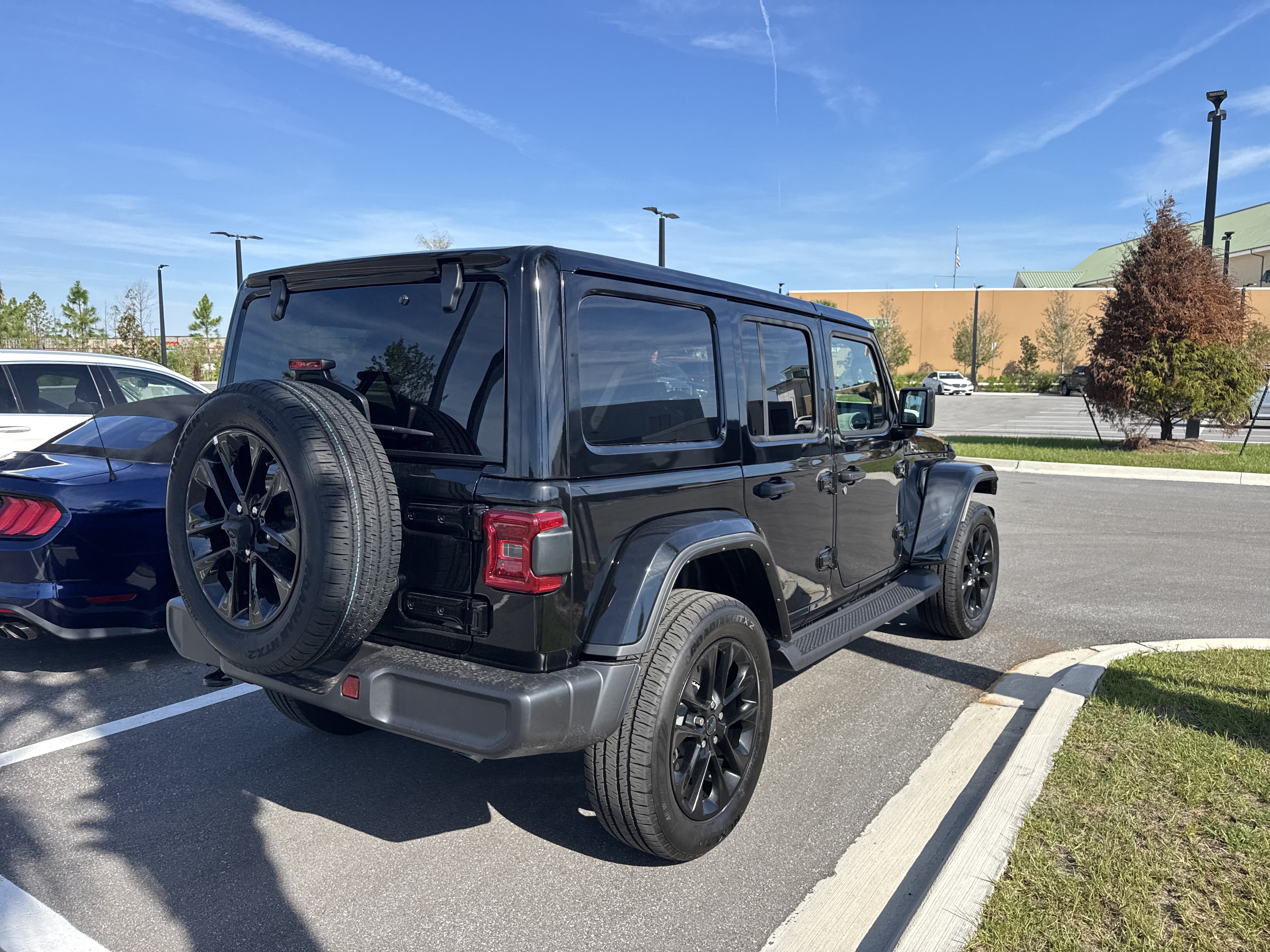 Used 2025 Jeep Wrangler Unlimited Sahara AWD/4WD image 2