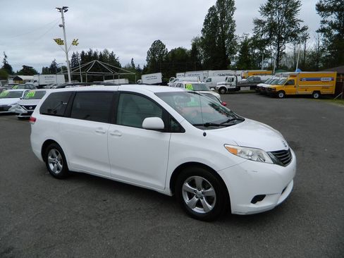 Used 2013 Toyota Sienna LE FWD image 2