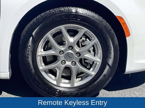 Certified 2023 Chrysler Pacifica Touring-L FWD image 11