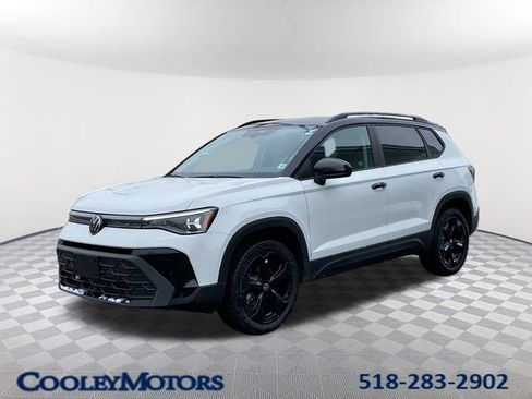 New 2026 Volkswagen Taos SE image 1