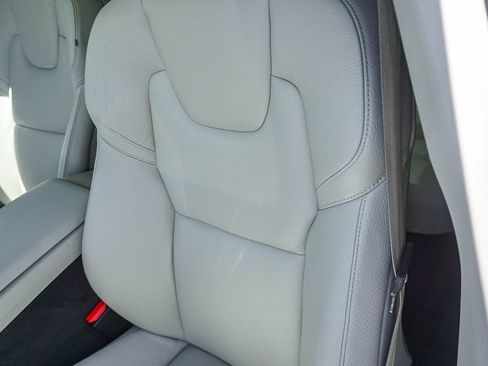 Used 2022 Volvo XC60 B5 Momentum w/ Climate Package FWD image 21