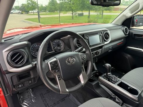 Used 2018 Toyota Tacoma SR5 RWD image 11