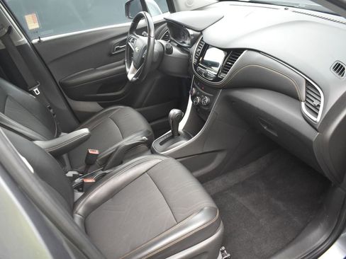 Used 2019 Chevrolet Trax LT w/ LT Convenience Package image 11