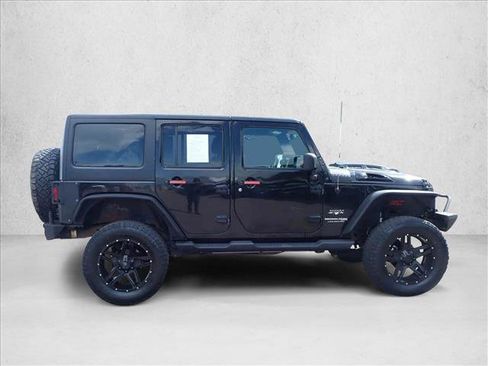Used 2018 Jeep Wrangler Unlimited Sahara AWD/4WD image 5
