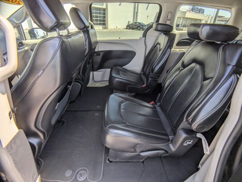 Used 2023 Chrysler Pacifica Touring-L FWD image 15