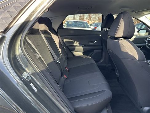 Used 2025 Hyundai Elantra SE image 35