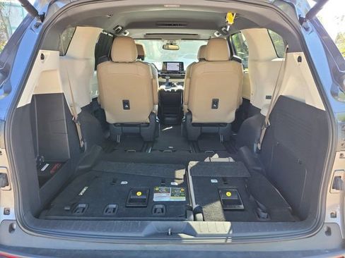 Used 2024 Toyota Sienna XLE FWD image 11