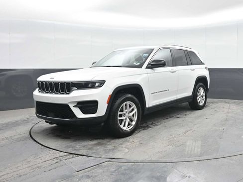 Used 2023 Jeep Grand Cherokee Laredo AWD/4WD image 5