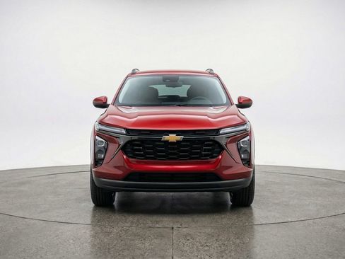 Used 2025 Chevrolet Trax LT FWD image 2