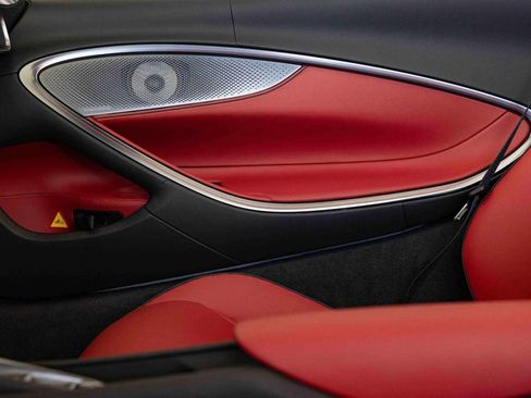 Used 2025 McLaren Artura Spider image 9