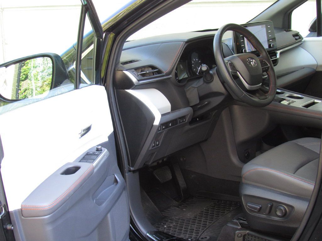 Used 2024 Toyota Sienna XSE AWD/4WD image 10