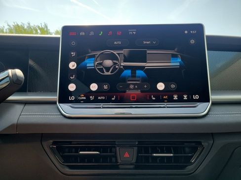 New 2026 Volkswagen Tiguan SE FWD image 18