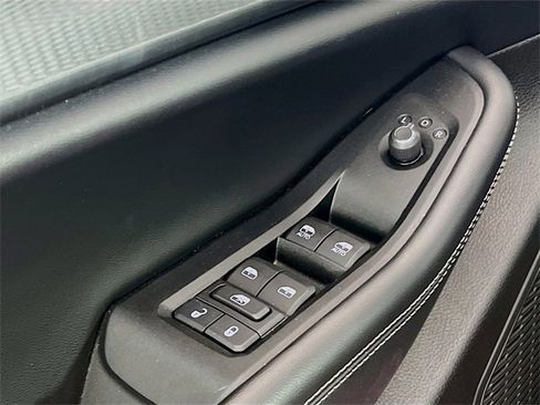 Used 2023 Jeep Grand Cherokee Laredo image 16