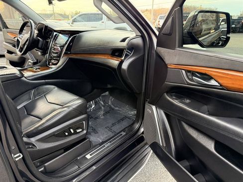 Used 2017 Cadillac Escalade Luxury AWD/4WD image 10