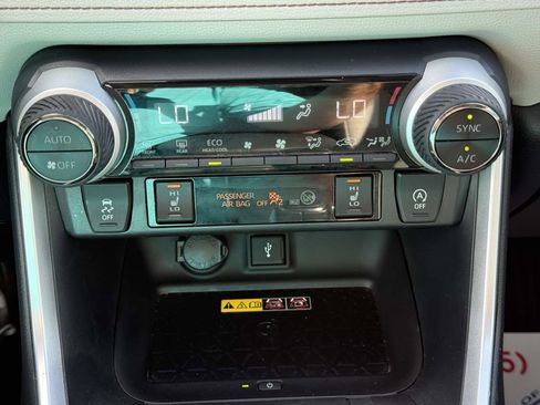 Used 2022 Toyota RAV4 XLE Premium image 34