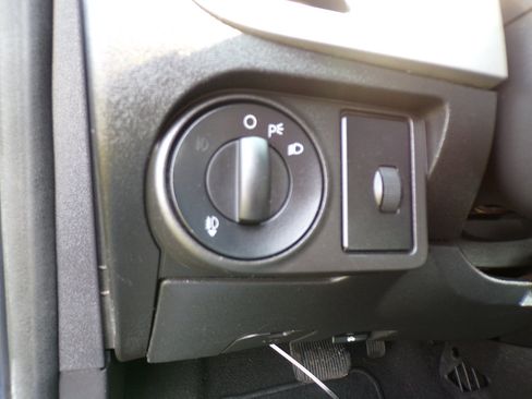 Used 2008 Ford Focus SE FWD image 12