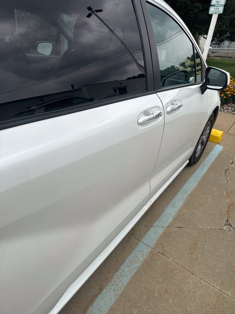 Used 2023 Toyota Sienna XLE AWD/4WD image 7