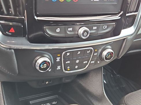 Used 2023 Chevrolet Traverse LT FWD image 17