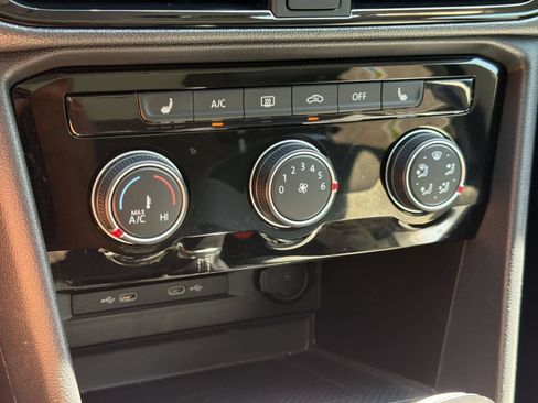 Used 2023 Volkswagen Taos SE w/ Panoramic Sunroof Package FWD image 17