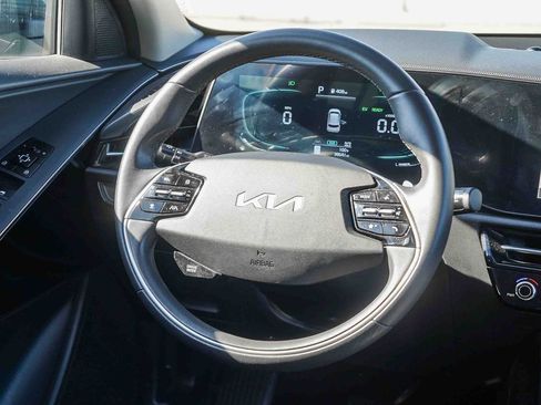 Used 2025 Kia Niro EX FWD image 16
