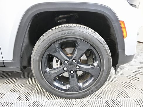 Used 2023 Jeep Grand Cherokee Altitude image 11