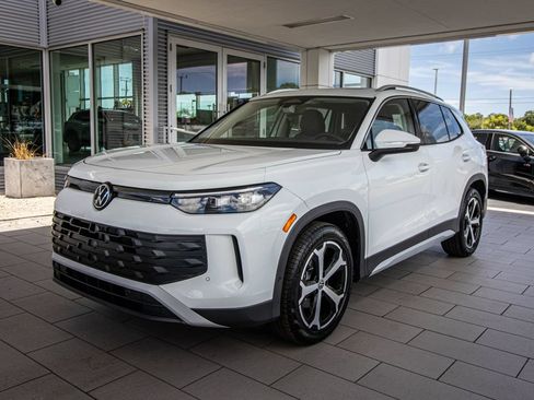 New 2026 Volkswagen Tiguan SE FWD image 12