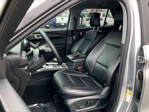 Used 2023 Ford Explorer XLT w/ Equipment Group 202A image 7
