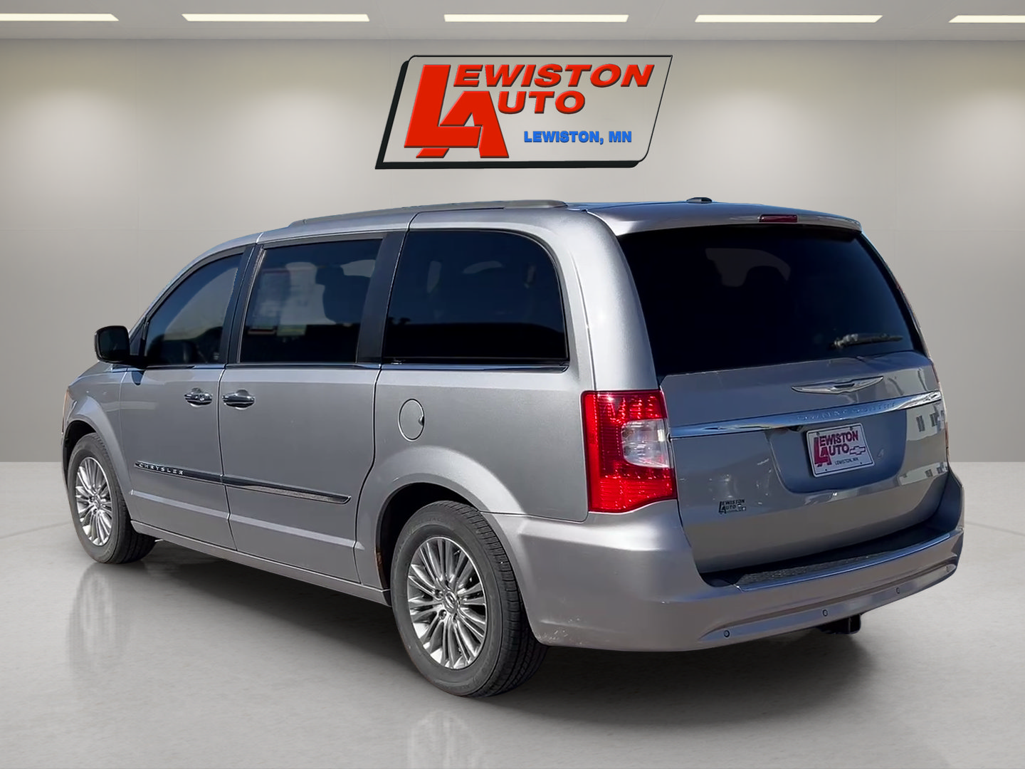 Used 2014 Chrysler Town & Country Touring-L w/ Driver Convenience Group FWD image 3