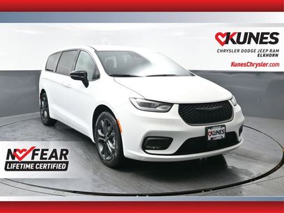 New 2026 Chrysler Pacifica Select