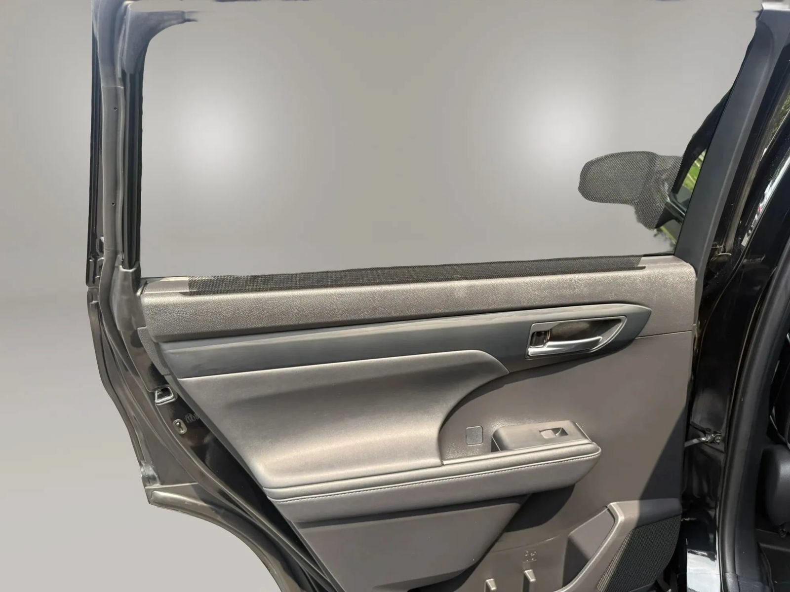 Used 2021 Toyota Highlander XLE AWD/4WD image 30