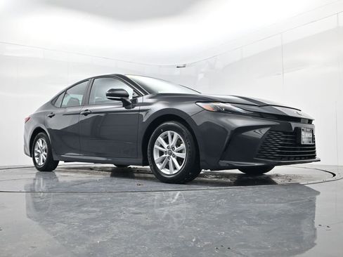 Used 2025 Toyota Camry LE image 34