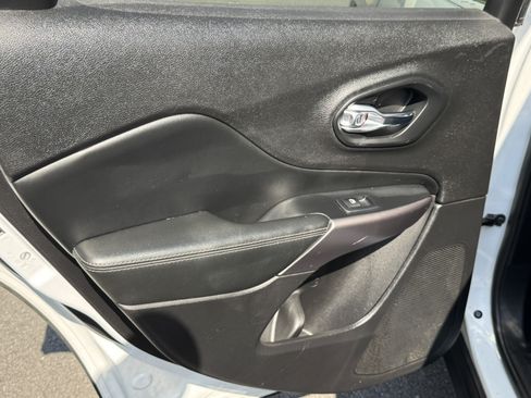 Used 2019 Jeep Cherokee Limited AWD/4WD image 24