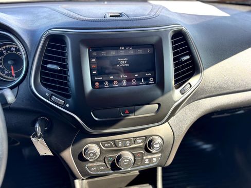 Used 2019 Jeep Cherokee Latitude w/ Popular Appearance Group image 15