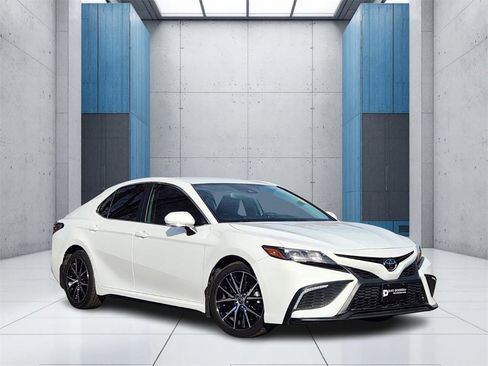 Used 2023 Toyota Camry SE image 1