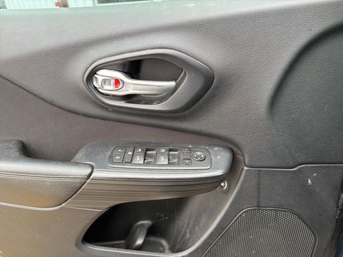 Used 2016 Jeep Cherokee Sport image 12