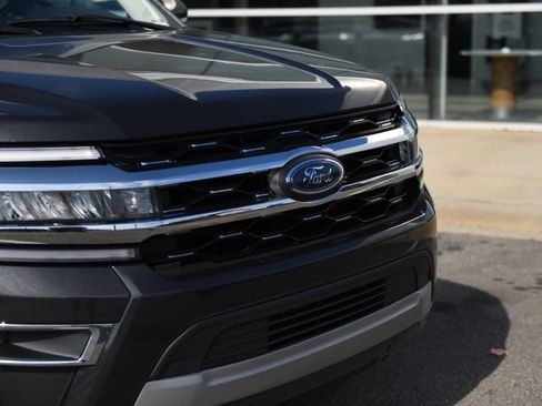 Used 2024 Ford Expedition Limited image 4