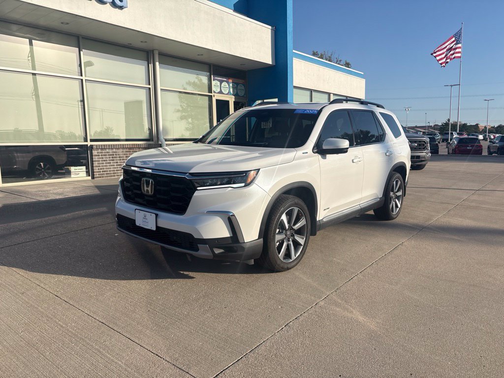 Used 2025 Honda Pilot Elite image 1