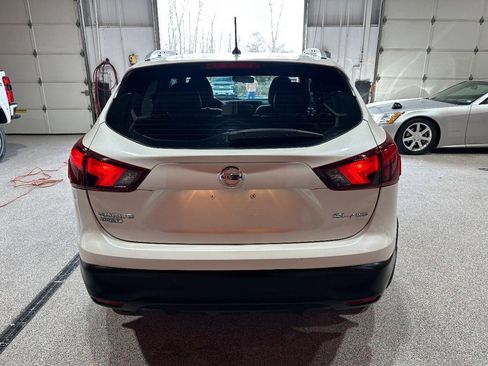 Used 2017 Nissan Rogue Sport SL image 2