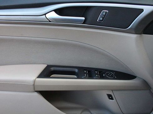Used 2019 Ford Fusion SE FWD image 30