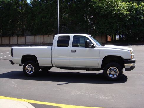 Used 2005 Chevrolet Silverado 2500 LT RWD image 5